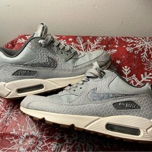 Nike 
Air Max 90
Women’s Size 9
Snakeskin Gray